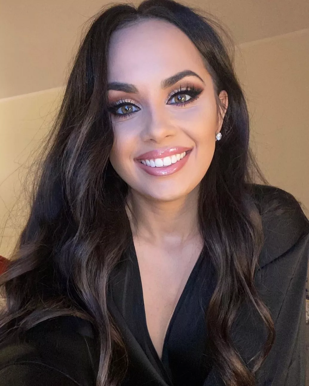 Urocza wokalistka girlsbandu disco polo w czerwieni. Milena Grzywacz kusi fanów swoją urodą! Jak wygląda gwiazda?! 